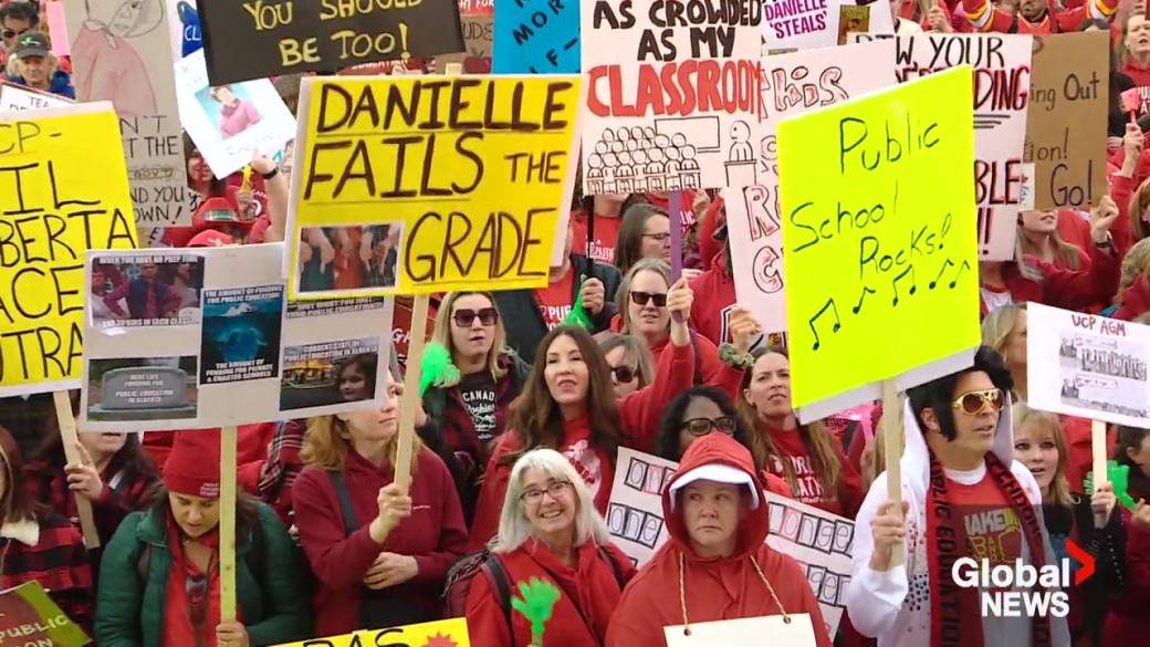 Click to play video: 'Alberta teachers rally as premier announces back-to-work legislation'