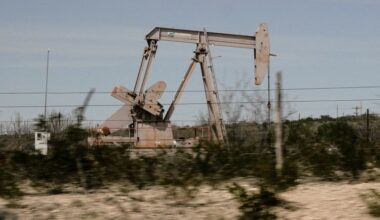 Oil edges up as US-China de-escalate trade tensions