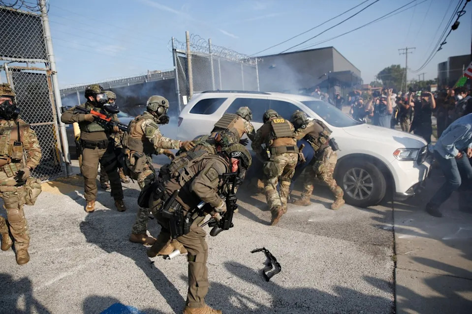TOPSHOT - Federal law enforcement officers are confronted by pro-immigration demonstrators outside an Immigration and Customs Enforcement (ICE) processing center in Broadview, Illinois, on September 19, 2025. US President Donald Trump ordered increased federal law enforcement presence in Illinois and stepped-up immigration enforcement actions by the Department of Homeland Security. (Photo by OCTAVIO JONES / AFP) (Photo by OCTAVIO JONES/AFP via Getty Images)