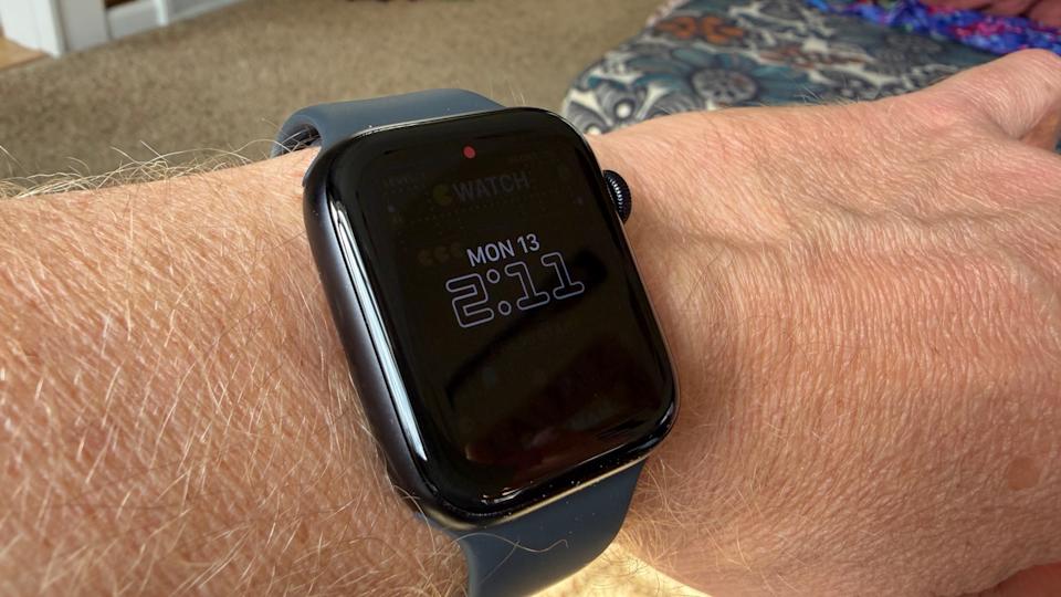 A photo of the Watch SE 3's always-on display, which shows a dimmed date and time.
