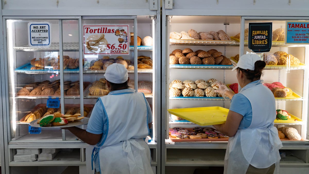 Which metro Phoenix grocery stores carry pan dulce?