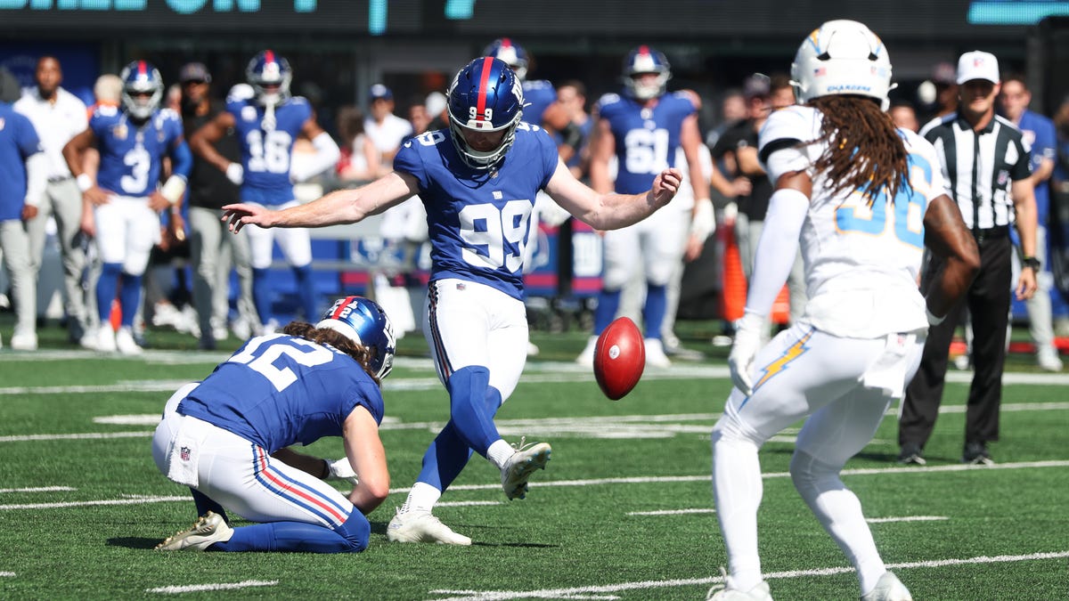 New York Giants elevate kicker, linebacker from practice squad