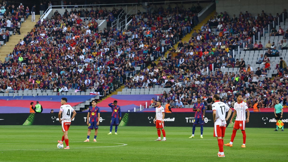 La Liga players protest Barcelona-Villarreal match being moved