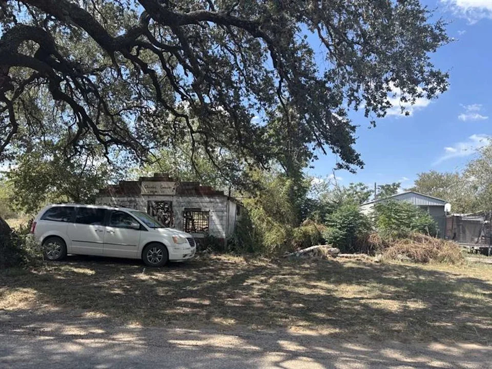 An abandoned building in Bigfoot, Texas, appears to have once sold ice, beers and other goods, before coming into ruin. (Mia Valdez/MySA)