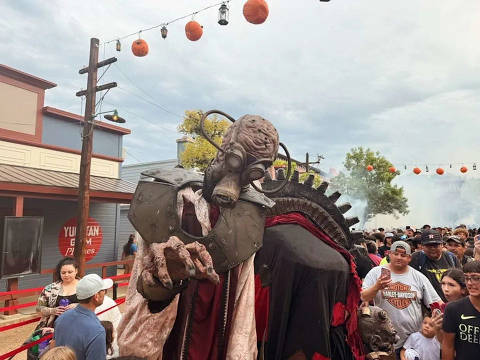 Fright Fest at Six Flags Fiesta Texas in San Antonio brings Halloween thrills early with haunted mazes, scare zones, and movie-inspired horrors in 2025. (Melanie Love Salazar/MySA)