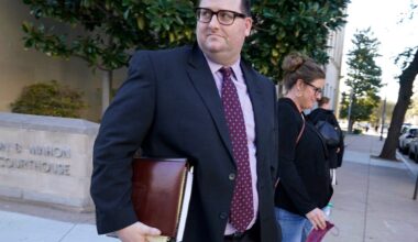 Ex-wife of Eric Kay says she saw Angels players passing out pills on team plane