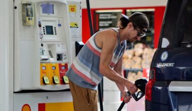 National average gas prices fall below $3 per gallon, lowest since 2020