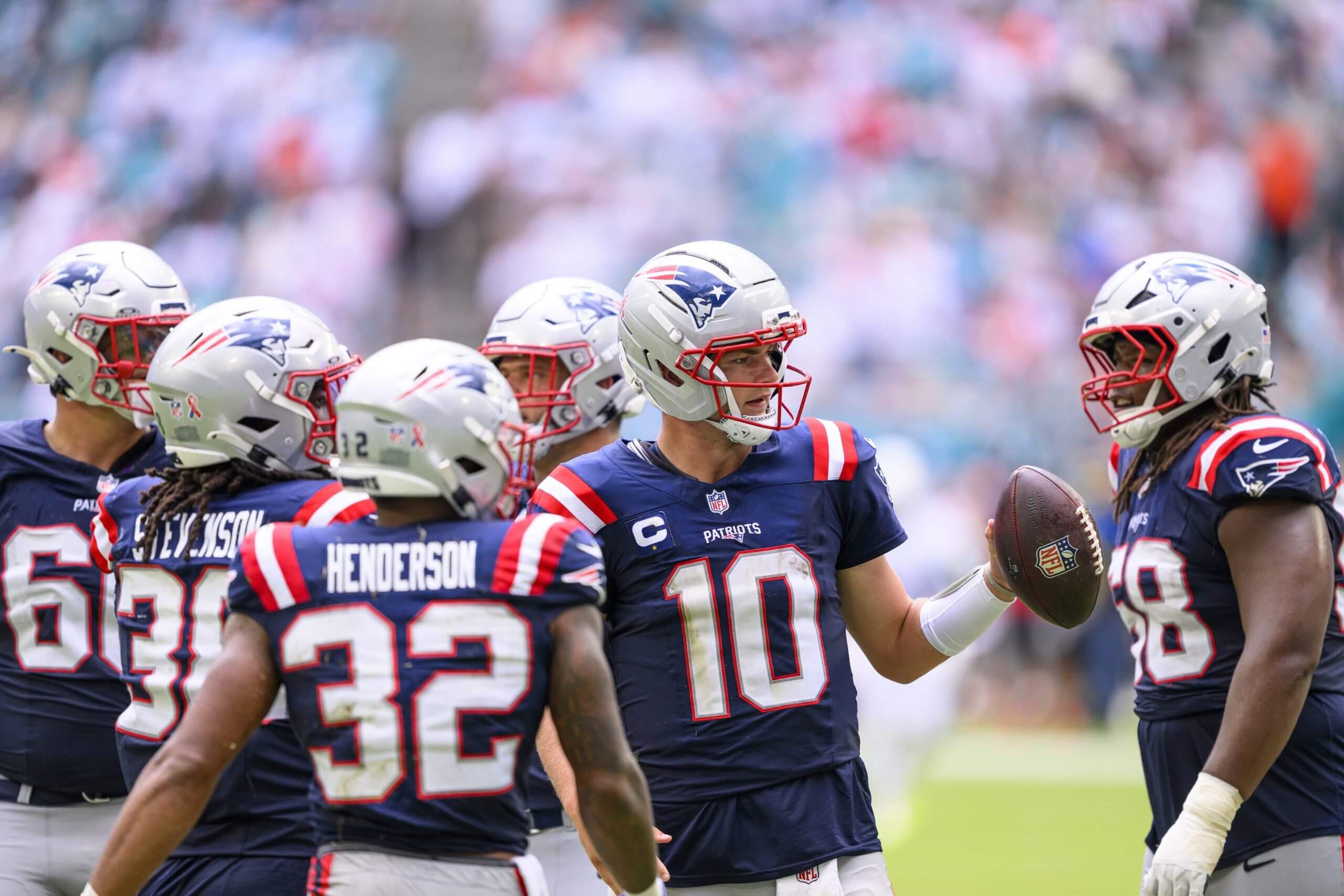 TreVeyon Henderson is shown from the back, with an extra-condensed nameplate. 