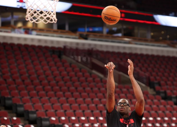Bulls' Jalen Smith (25) shoots around during practice before a game against the Atlanta Hawks, Monday, Oct. 27, 2025, at the United Center in Chicago. (Dominic Di Palermo/Chicago Tribune)