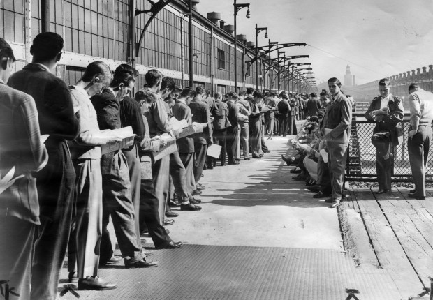 Students line up to register for the opening of University of Illinois classes on Navy Pier, Oct. 1945. (Chicago Tribune historical photo)
