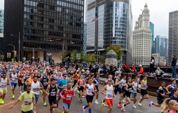 Runners cross the State Street Bridge in the first miles of the Chicago Marathon on Oct. 13, 2024, through the Loop. (Brian Cassella/Chicago Tribune)