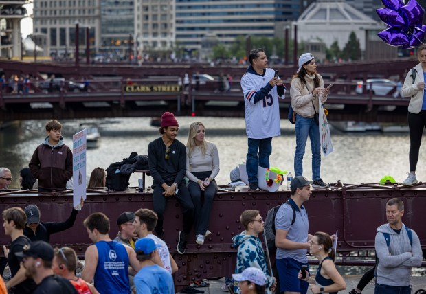 People cheer as runners cross the LaSalle Street Bridge during the Chicago Marathon on Oct. 13, 2024, through the Loop. (Brian Cassella/Chicago Tribune)
