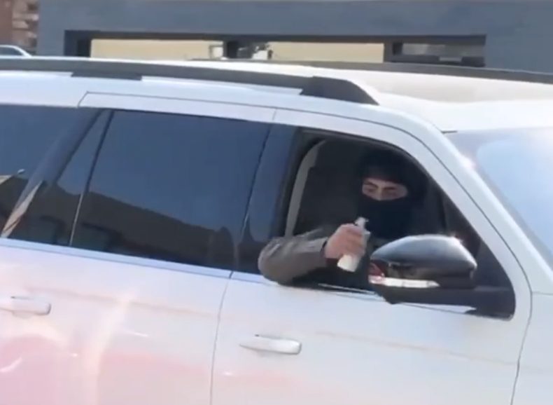 Chicagoans say ICE agents responded to heckling with tear gas