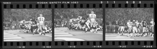 William Perry scores a touchdown for the Chicago Bears in a "Monday Night Football" game against the Green Bay Packers on Oct. 21, 1985. (Ed Wagner/Chicago Tribune)