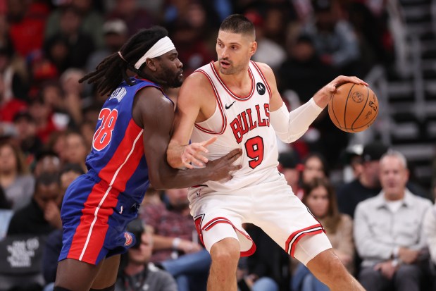 Detroit Pistons forward Isaiah Stewart (28) guards Chicago Bulls center Nikola Vucevic (9) during the third quarter of the home opener at the United Center Wednesday Oct. 22, 2025 in Chicago. (Armando L. Sanchez/Chicago Tribune)