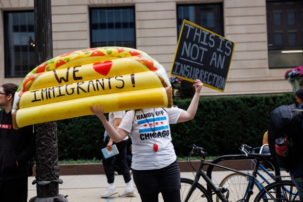 People attend a No Kings rally near the Loop in response to President Donald Trump's increased immigration enforcement actions in the area, Oct. 18, 2025 in Chicago. (Armando L. Sanchez/Chicago Tribune)