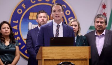 Lakeview resident calls on Chicago police to arrest federal agents