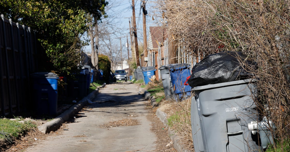 Dallas again hits the brakes on plans to phase out alleyway trash pickups