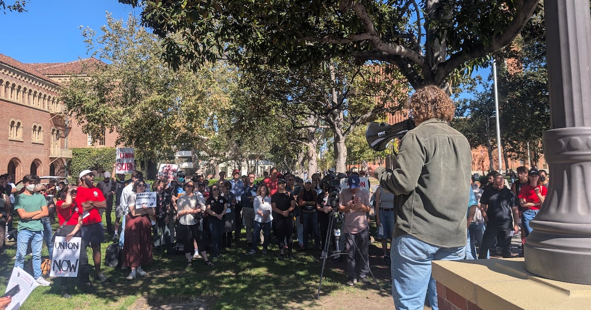 Faculty and students rally to celebrate USC’s rejection of Trump’s compact – Annenberg Media