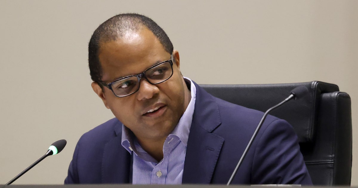 Dallas mayor says he’s staying. Lucky us