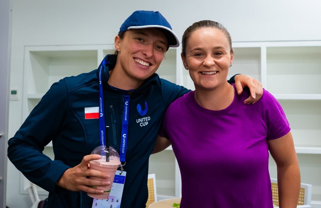 Iga Swiatek and Ash Barty pose for a picture at the 2023 United Cup