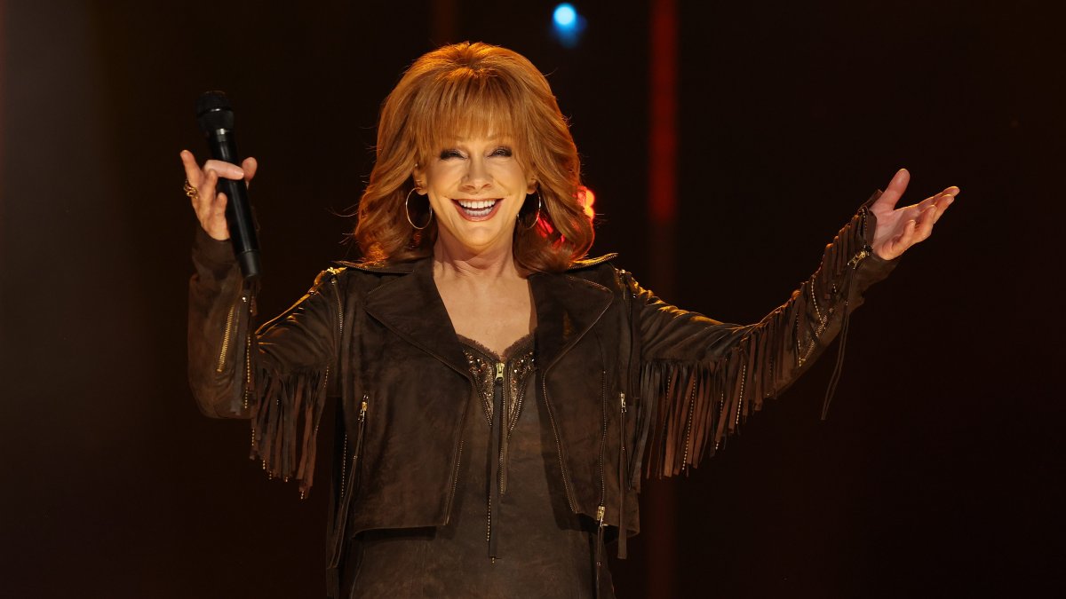 Reba McEntire to host ‘Christmas in Rockefeller Center’ special – NBC New York