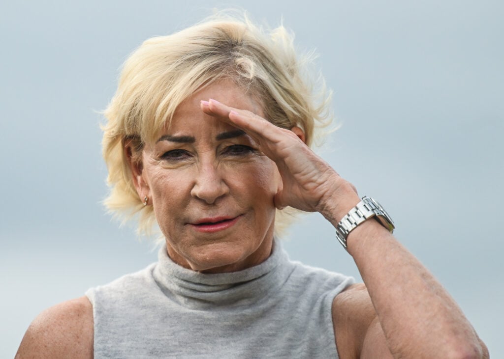 Chris Evert places her hand over her head at the WTA Finals in Cancun in 2023.