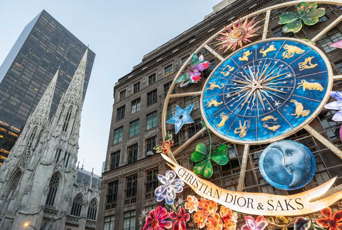 Saks Fifth Avenue Light Show Returns to NYC – New York Family