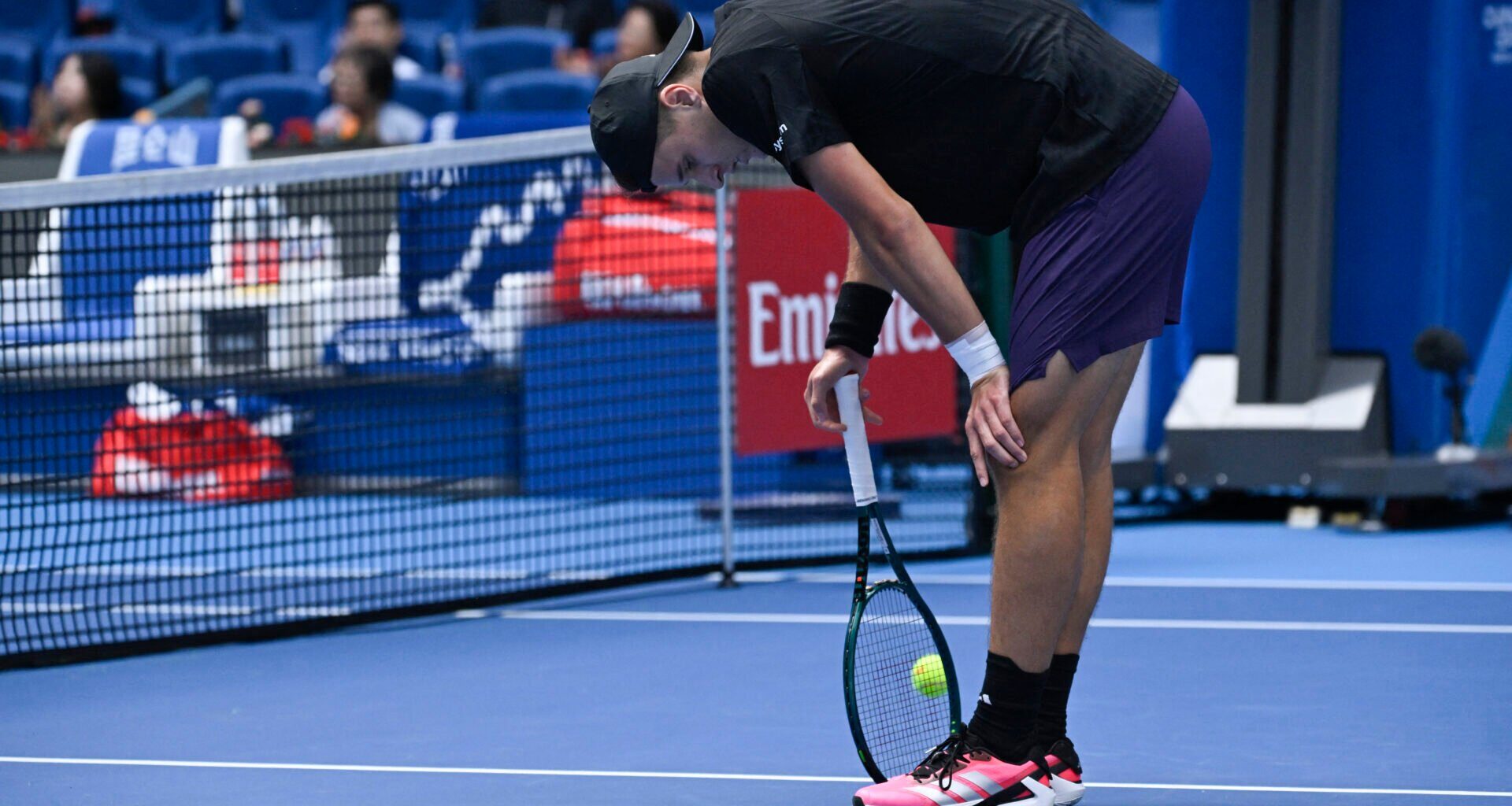 What Jakub Mensik was heard telling Alex de Minaur about his injury after retiring from their match at the China Open