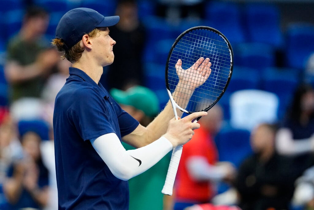 Jannik Sinner thanks the fans after beating Alex de Minaur at the China Open