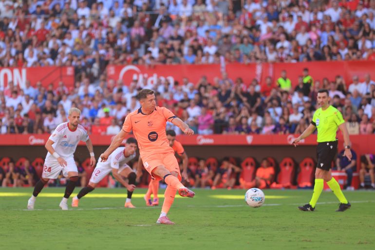 Robert Lewandowski in action.