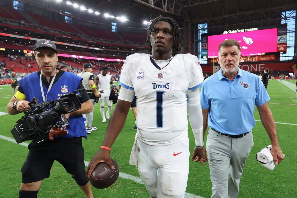 Titans QB Cam Ward asks reporters to recite play calls, is met with silence