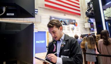 Stocks Gain to Begin Week; Apple Hits All-Time High; Gold Recovers as US Government Shutdown Hits 20 Days