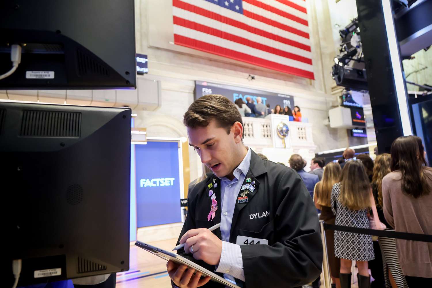 Stocks Gain to Begin Week; Apple Hits All-Time High; Gold Recovers as US Government Shutdown Hits 20 Days
