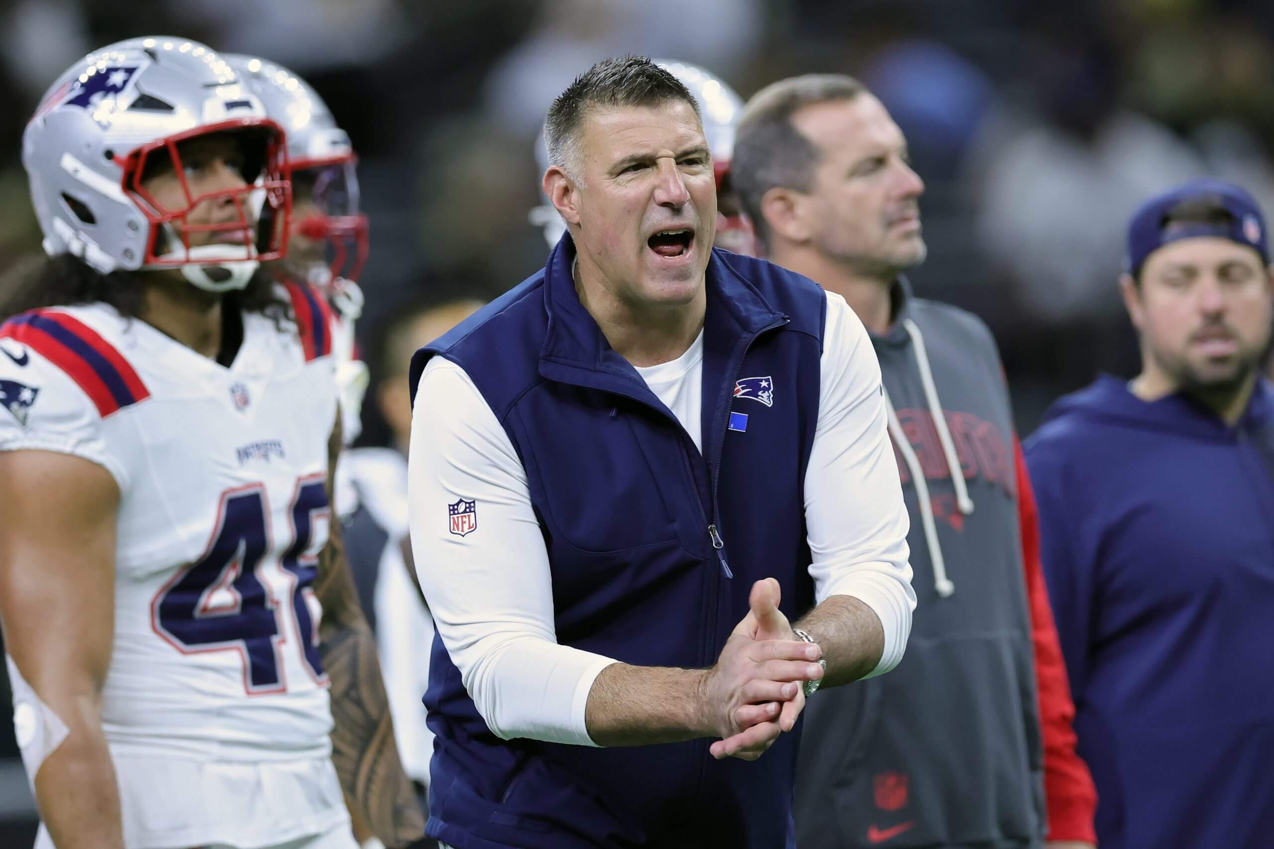 Mike Vrabel on the sideline with his New England Patriots. 