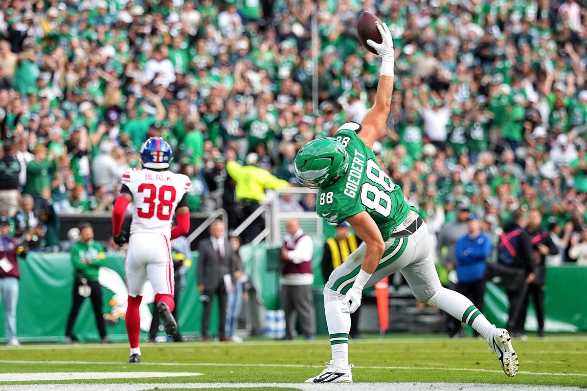 Dallas Goedert, Tucker Kraft both score 2 touchdowns on ‘National Tight Ends Day’