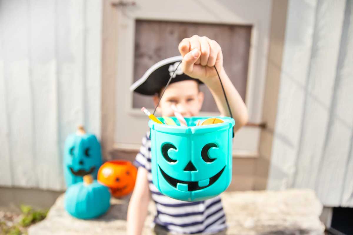 Halloween Safety Tips from a New York Allergist Whose Son Has Food Allergies – New York Family