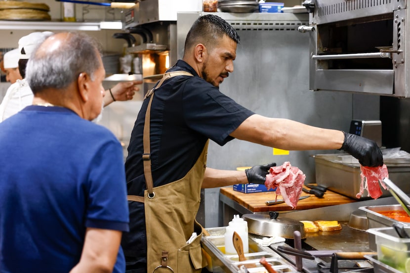Chef Mario Saldaña prepares tacos for an El Califa de León taquería pop-up, Thursday, Oct....