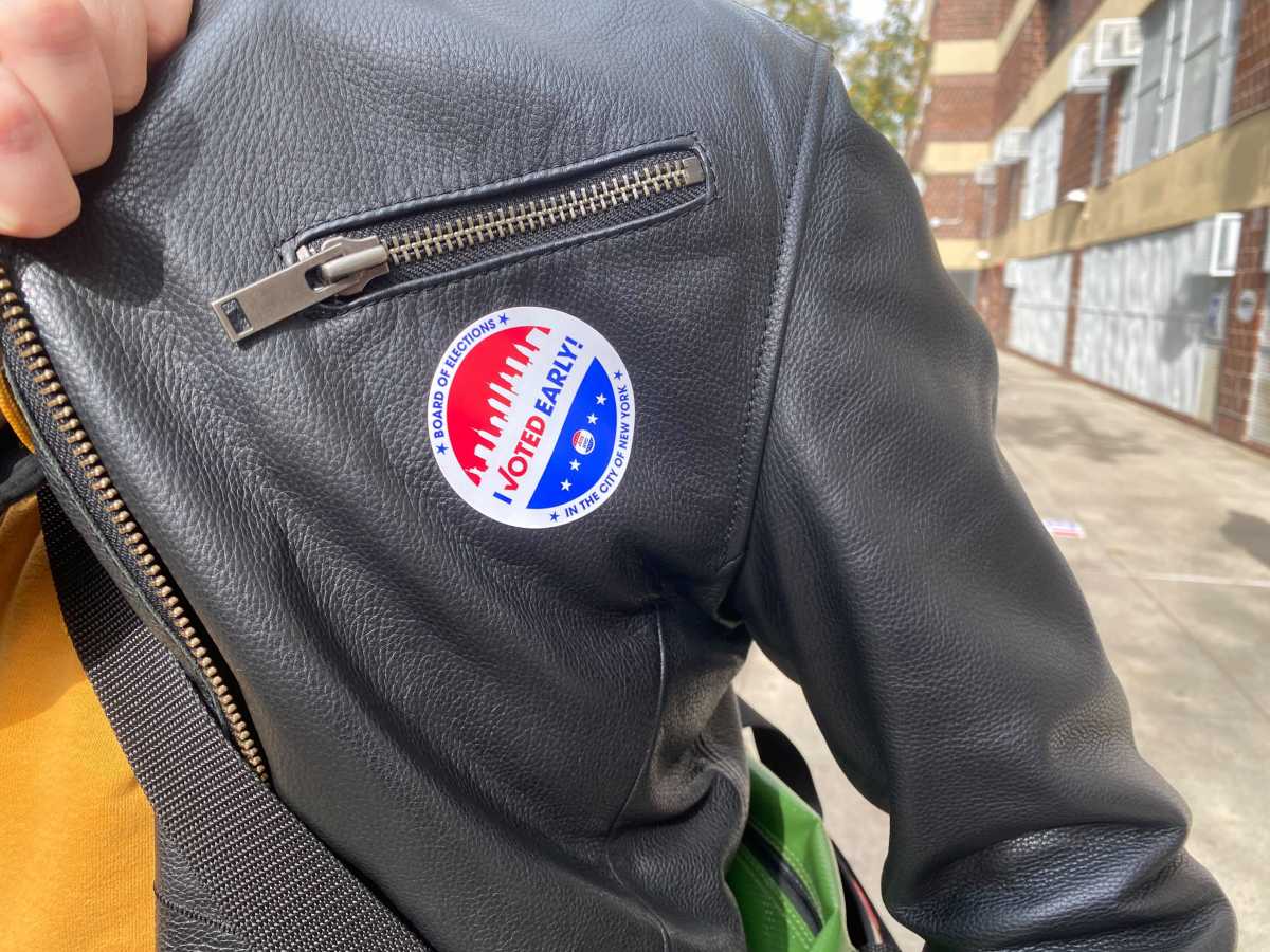 EARLY VOTING STARTS: Massive turnout across the city as New Yorkers cast ballots in 2025 NYC Mayor's Race 2 Voters show off their badge of participation on the first day of early voting