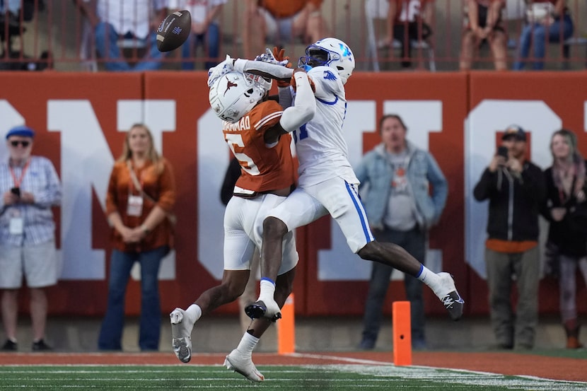 Texas defensive back Malik Muhammad (5) breaks up a pass intended for Kentucky wide receiver...