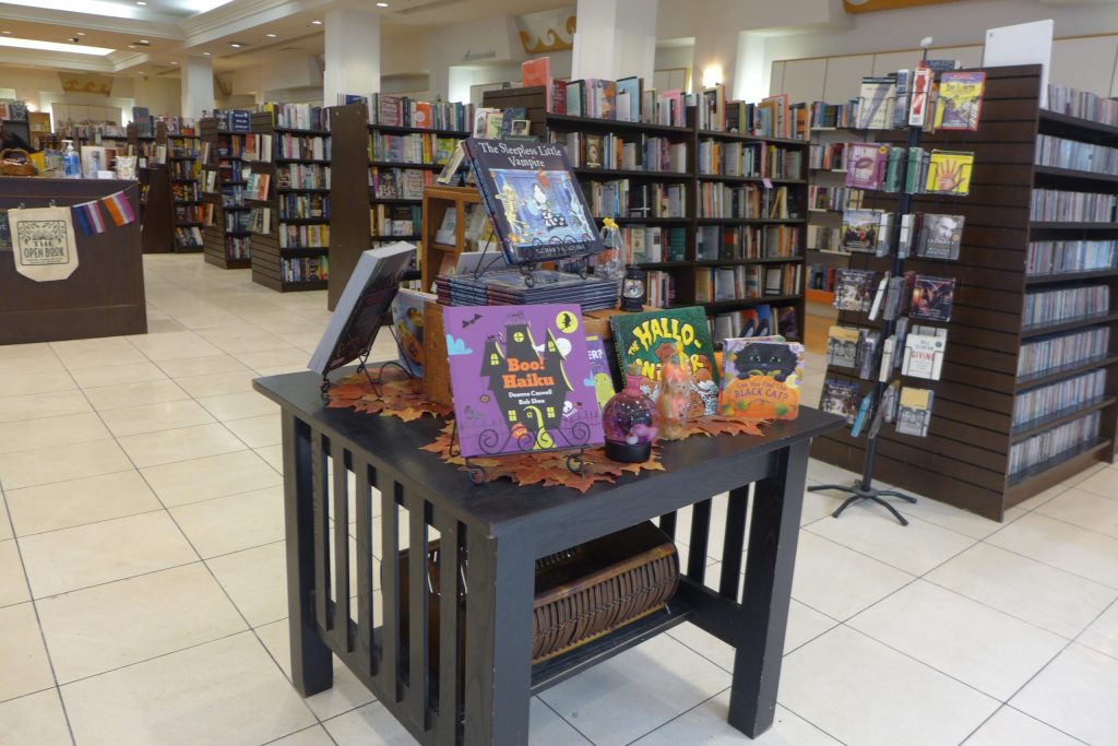 A room with a book shelf