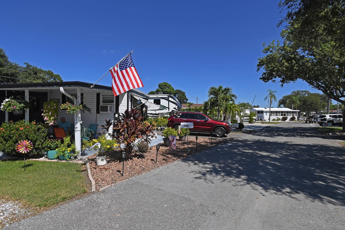 Nearly a year into the trade war, some Canadian snowbirds are still flying south