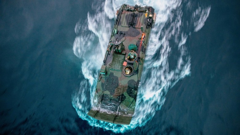 Amphibious combat vehicle