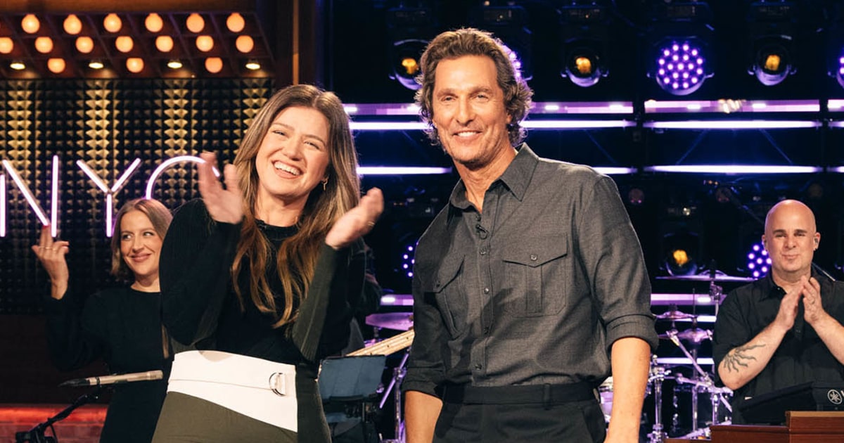 Matthew McConaughey Joins Kelly Clarkson for Impromptu Performance