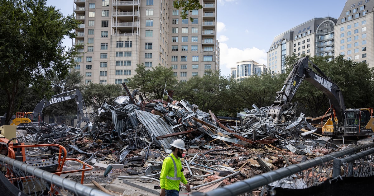 Longtime Dallas bar bulldozed at prime Uptown intersection