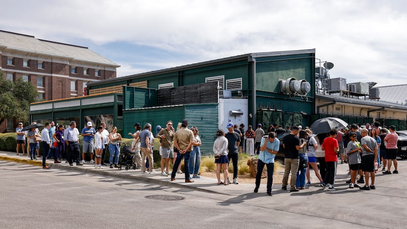 People wait outside to order tacos at an El Califa de León taquería pop-up, Thursday, Oct....