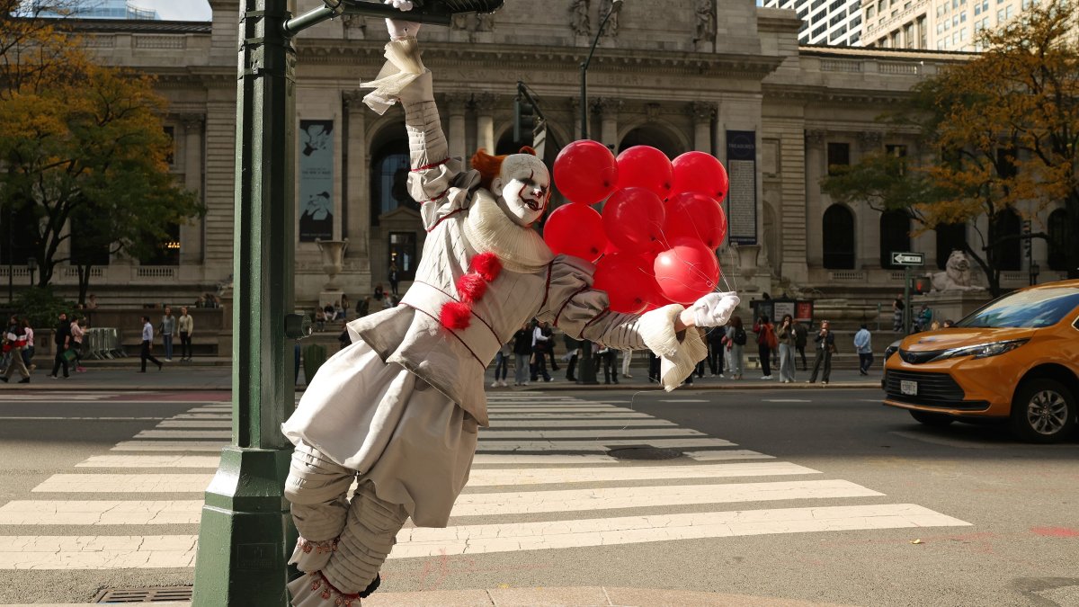Pennywise haunts New York City ahead of HBO’s ‘Welcome to Derry’ – NBC New York