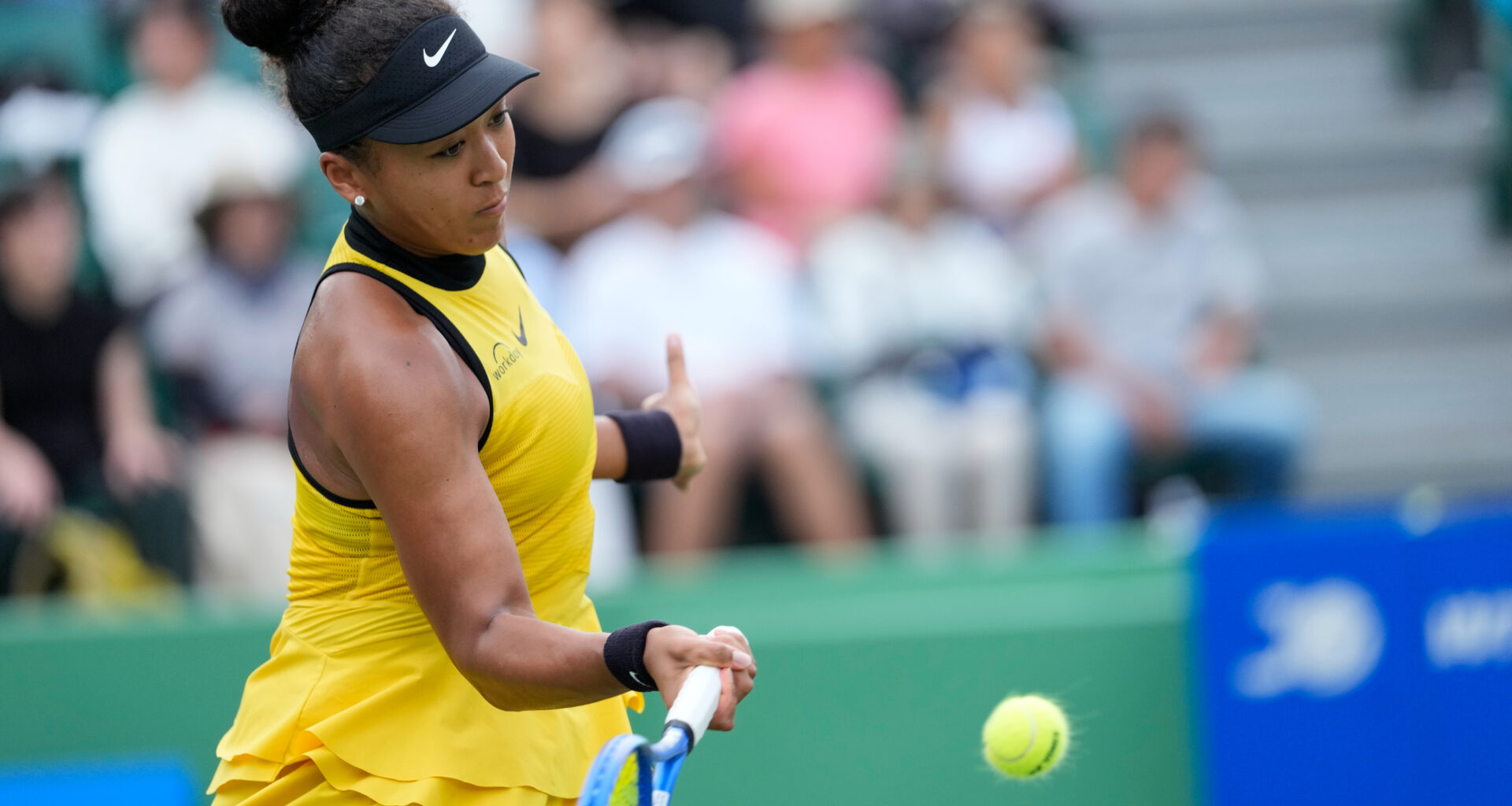 Despite injury scare, Naomi Osaka dethrones defending champ Lamens in Osaka