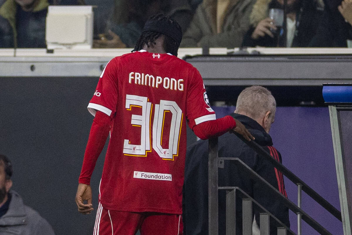 FRANKFURT, GERMANY - Wednesday, October 22, 2025: Liverpool's Jeremie Frimpong walks down the tunnel injured during the UEFA Champions League match between Eintracht Frankfurt and Liverpool FC at the Waldstadion. (Photo by David Rawcliffe/Propaganda)