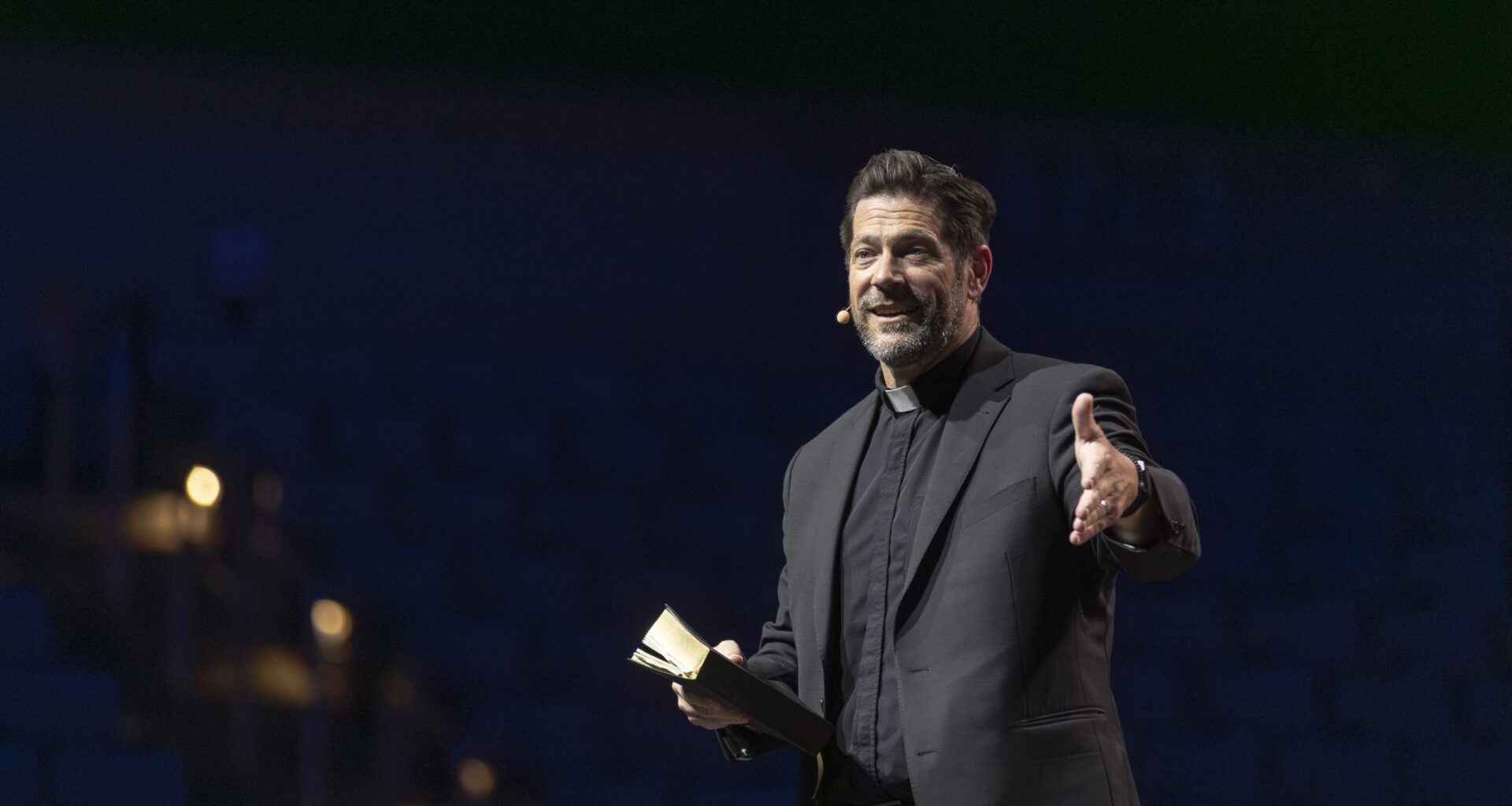 Viral internet Catholic priest visits Fort Worth, draws 6,000 to Dickies Arena
